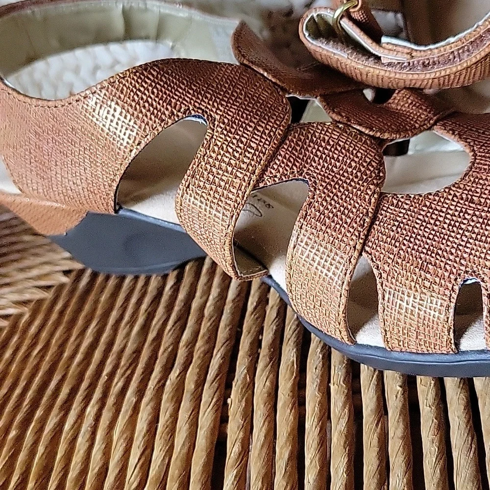 NWOT,  Soft Style Patsie, sandals, size  7.5 narrow, bronze